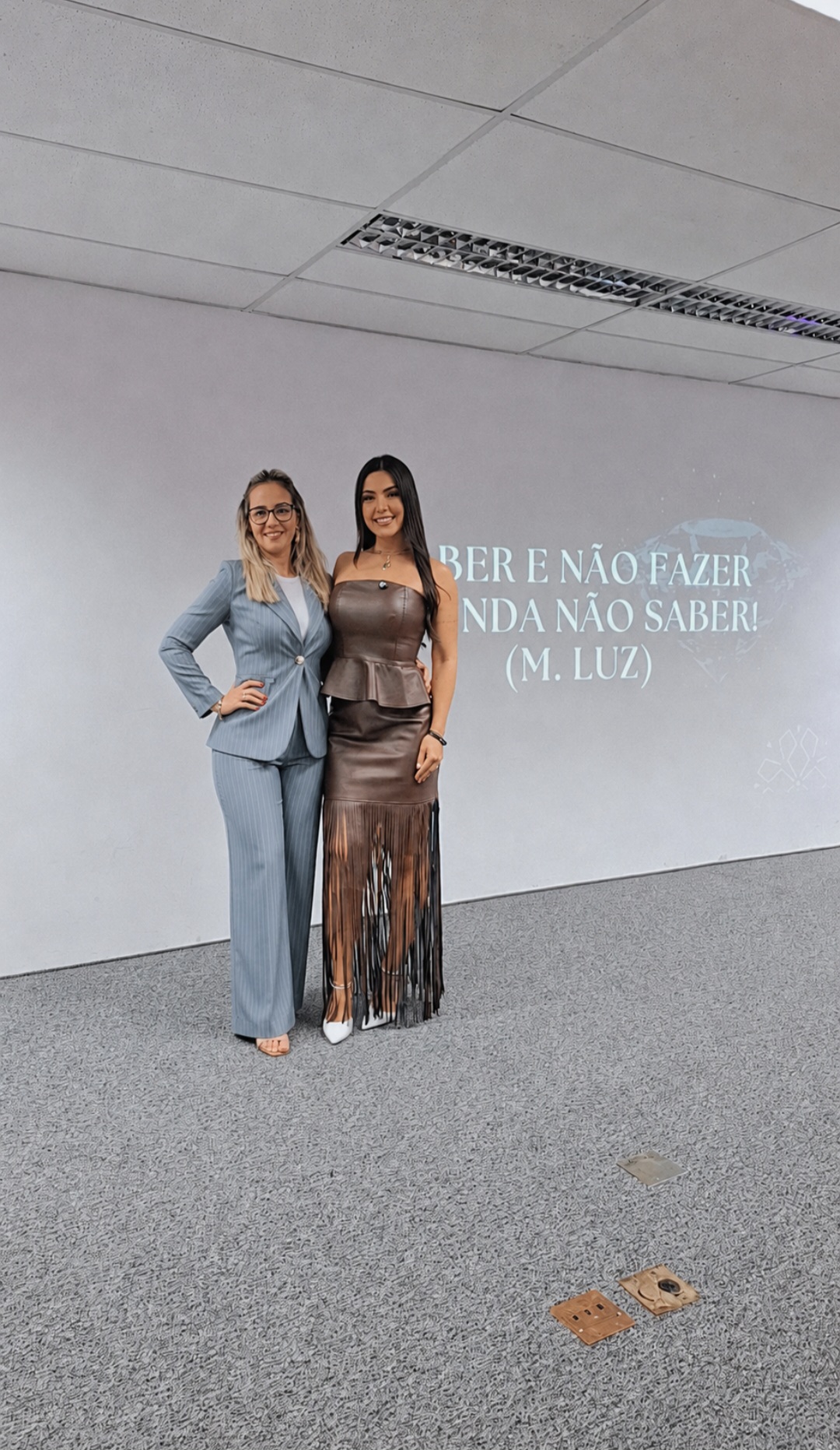 Adriana Carvalho ao lado da anfitriã do Diamond Women Curitiba, com projeção sobre saber e fazer